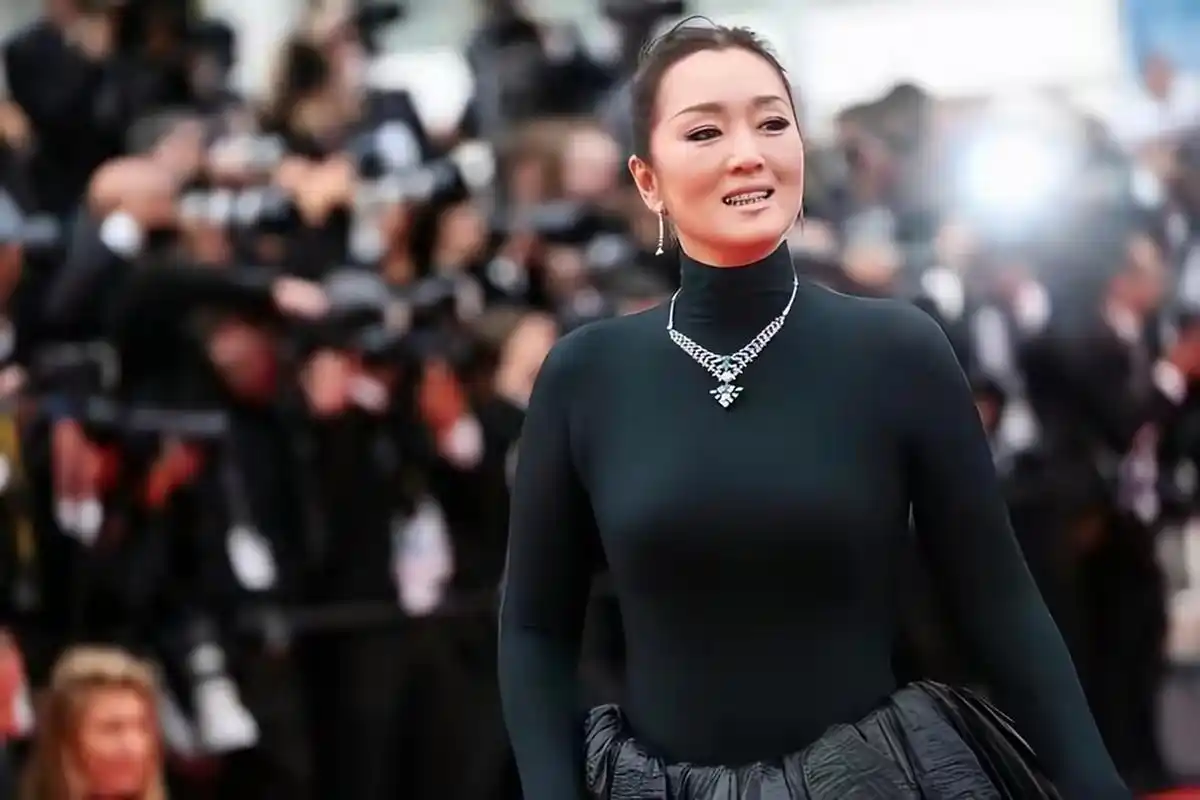 巩俐出席戛纳气场全开,哪怕身材臃肿,发福,也能美成焦点!