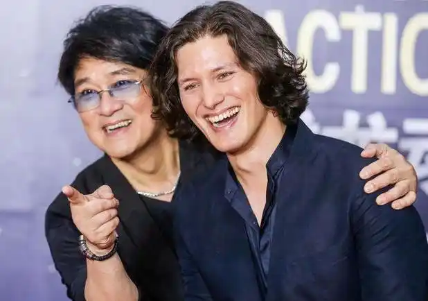 周华健为混血儿子庆生,周厚安长相"着急",父子同框宛如同辈人