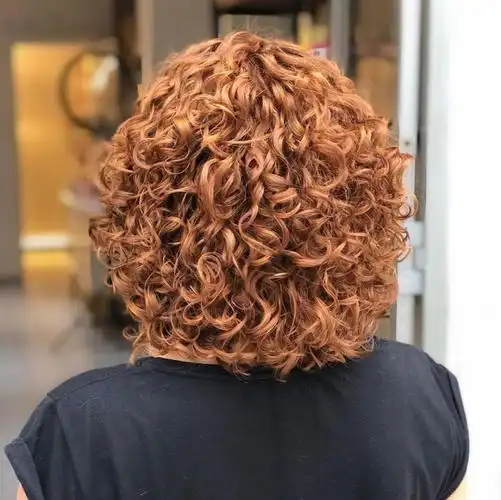 60岁白发大姐,全头烫小卷,真洋气