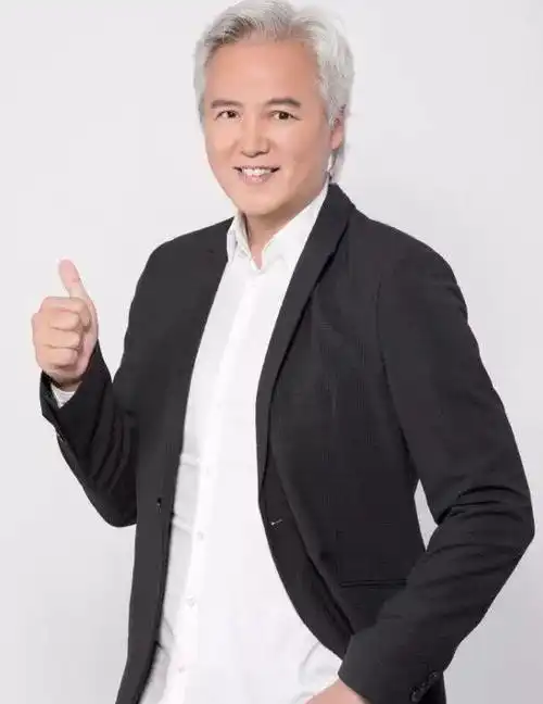 从图中可以看到,林瑞阳穿着一身西装正在赶飞机,满头白发的林瑞阳已经