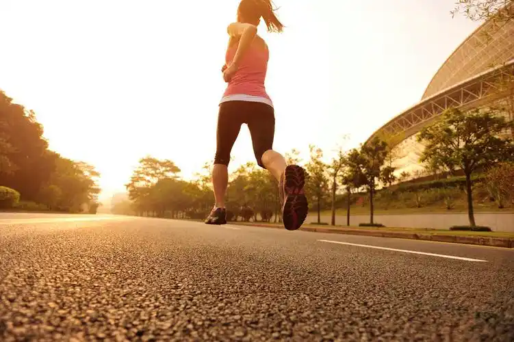 包励志奋斗奔跑努力超级妈妈和她的儿子向前跑运行在海滩上女孩做户