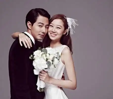 图赵寅成孔孝真婚纱照曝光两人公开唯美浪漫照片
