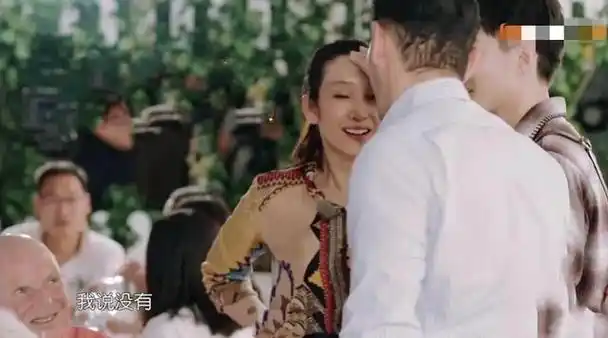 一次节目录制现场,可以清晰地看到黄晓明后脑勺的头发已经被汗水打湿