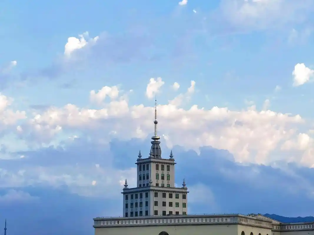 摄影#哈尔滨工业大学威海校区 #主楼 『八张同一角度不同时 - 抖音