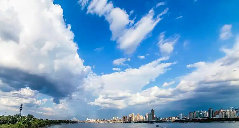 城市天空壮观图片