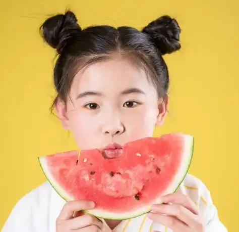 小学女孩偏分露额哪吒头发型7岁小学女生留着一头乌黑长发,上学的时候