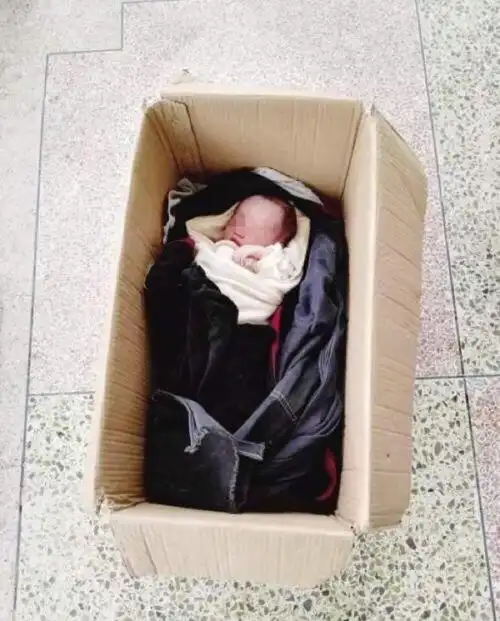 11个月婴儿被遗弃路边,边哭边爬让人心疼,网友:不想养就别生