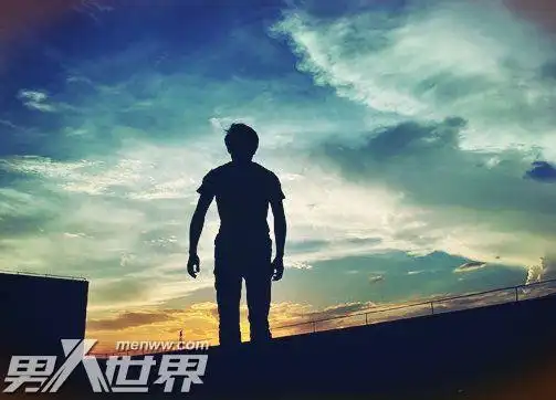 孤独的我,站在这里眺望远方 伤感寂寞的男生背影图片