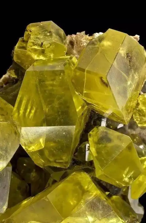 意大利一处火山喷气孔附近凝结了大量硫磺.