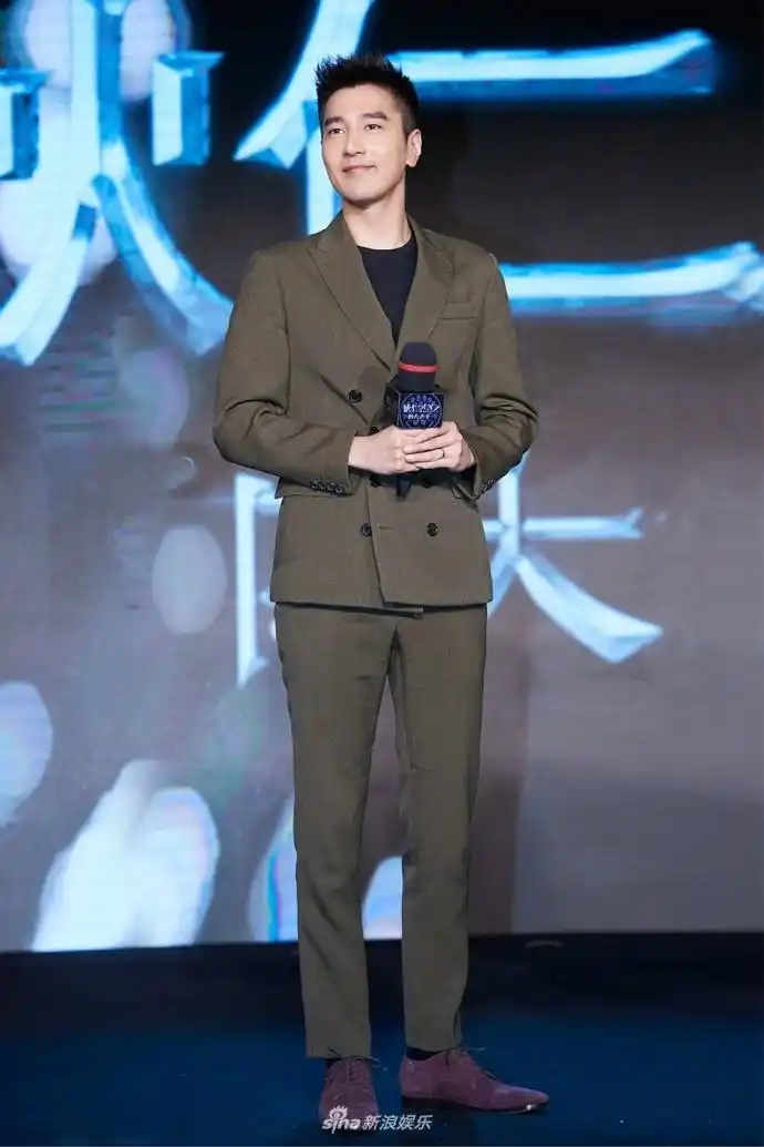 组图赵又廷穿卡其色西服现身撞色搭配露绅士风范