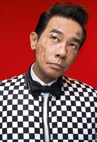 从霸气"山鸡哥"到暖心"奶爸" 陈小春学会"stop angry"