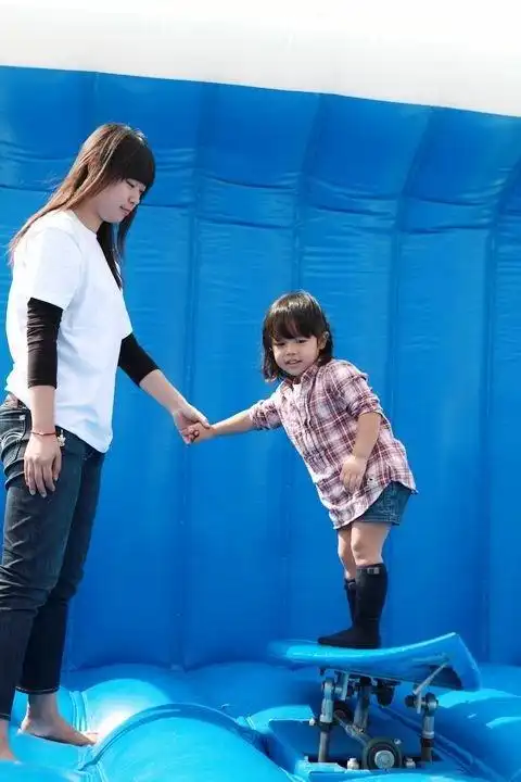 不过必进是3岁不到的娃,不敢放手.不过勇气可嘉,值得表扬