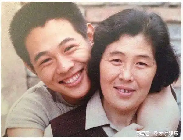 李思父亲李连杰再婚娶了利智她的童年生活一言难尽