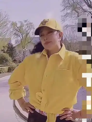 65岁刘晓庆回家乡重庆市民夹道欢迎唱歌鼓掌场面壮观引热议