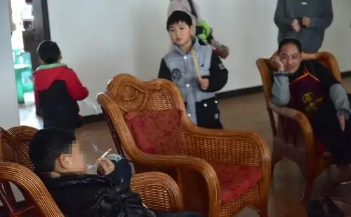 镜头下:11岁男孩学会了抽烟,上网,原因值得所有人深思!