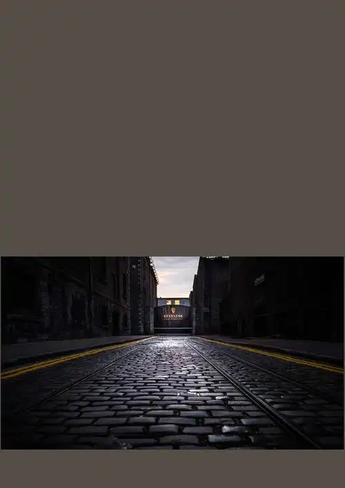 操作步骤: 1,新建文件,填充背景色为灰色,置入地面素材.