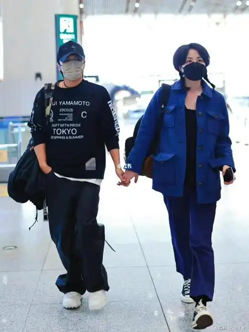 张柏芝复婚无望!谢霆锋王菲深夜机场同框,高调牵手接吻秀恩爱