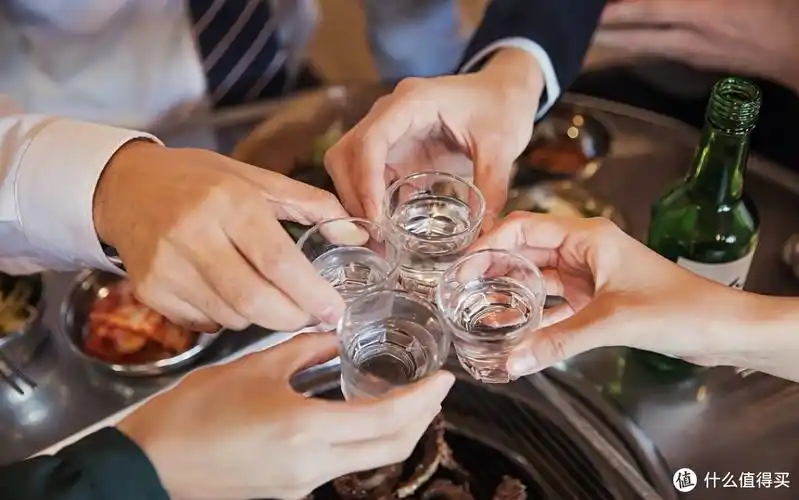 >现在的年轻人喝酒多多少少都会有自己的酒桌游戏用来活跃现场的气氛