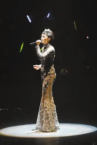 何韵诗开唱怀念梅姑落泪 绯闻女友陪哭|何韵诗|邓九云|绯闻_新浪女性