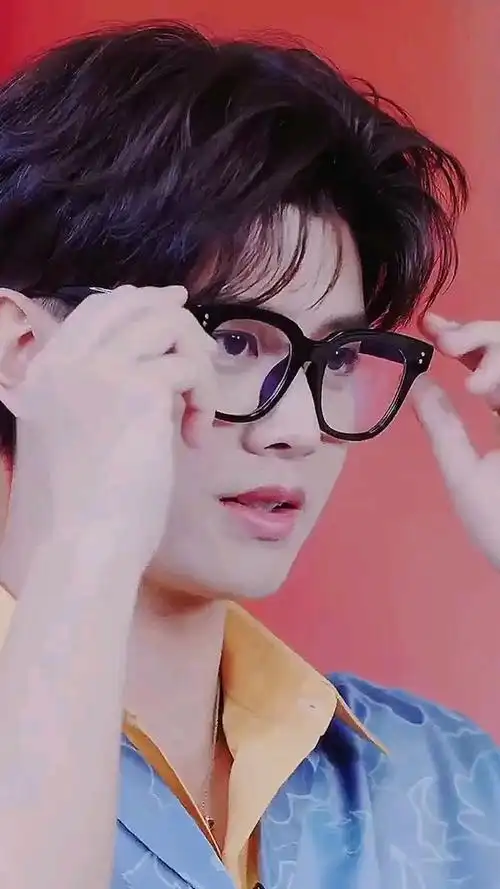 任嘉伦#捕捉到一个戴眼镜的小哥哥咋样都帅气