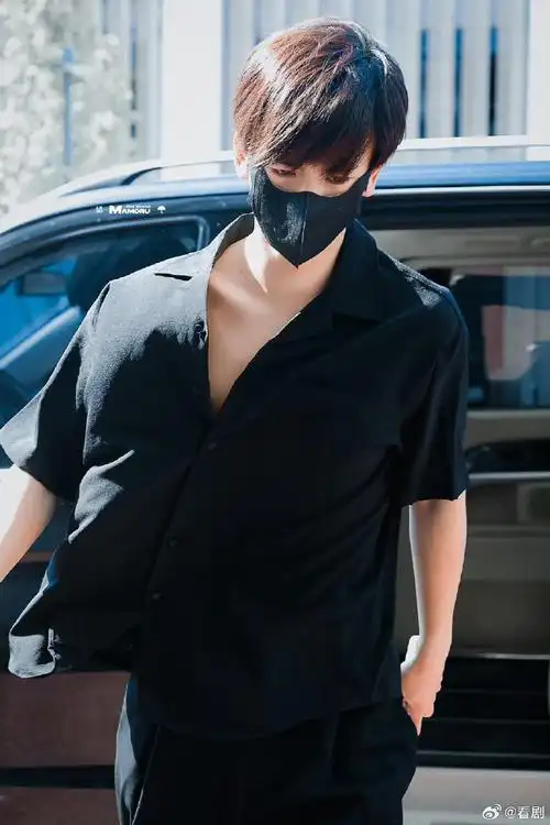 今天是黑衬衫造型,帅哥的领口有点危险啊,都能看到锁骨了这是我们不