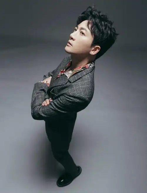 你们催了一个礼拜的复古摩登style老板@苏有朋 来咯～身着格纹西装内