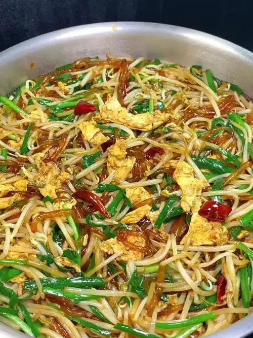 简单的豆芽炒粉条走起好吃到飞起来