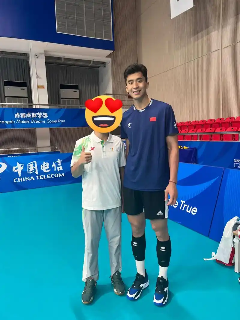 终于有机会合影啦!加油#中国男排!#张景胤 #俞元泰 # - 抖音