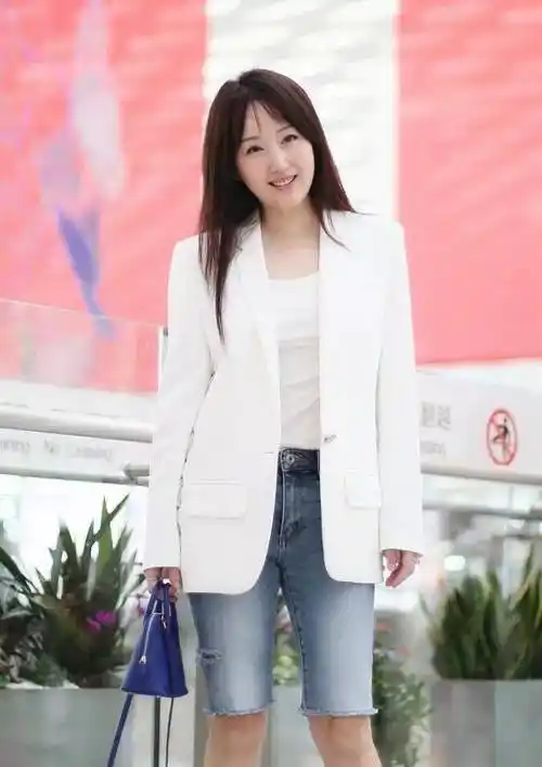 原创48岁杨钰莹太嫩一身西装加短裤至少年轻20岁