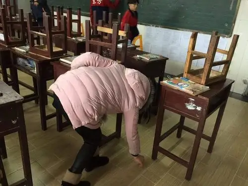 阳光明媚的日子,我们的老师同学们也纷纷活动起来,进行着最美弯腰行动