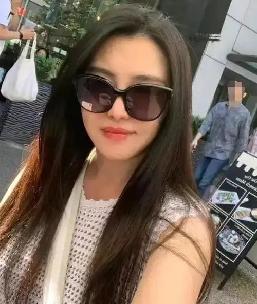 57 岁王祖贤罕晒近照,瘦一圈气质温婉灵动,美人在骨不在皮