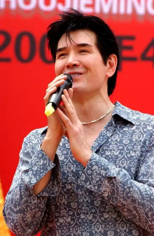 《封神》热映,"62岁费翔胸肌"上热搜!年过六旬还"身材在线"