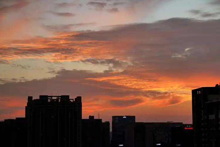 连续几天的雨天突然放晴,古城西安呈现出难得的落日晚霞,将这座城市