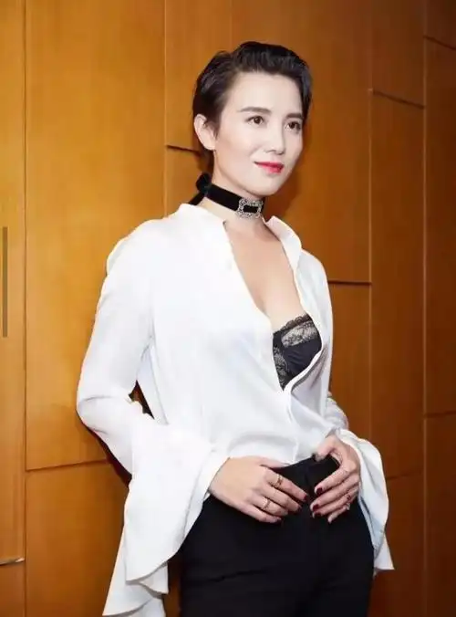 性感妩媚 胸气逼人 宋佳写真_网易订阅