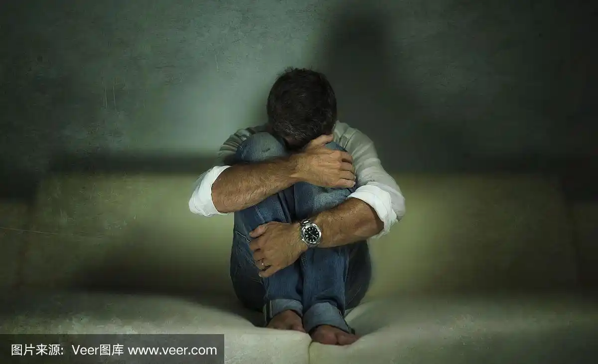 上哭泣,在痛苦和绝望中遭受焦虑危机和抑郁问题上前卫的垃圾摇滚风格