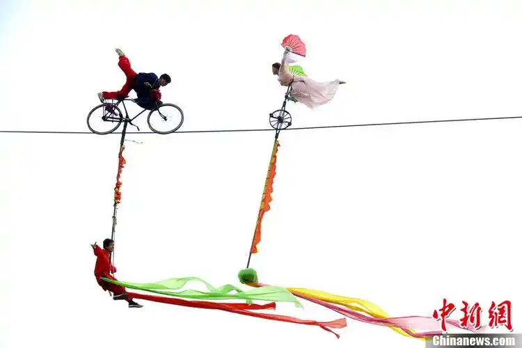 牛郎踩钢丝高空会织女刺激七夕玩心跳1923