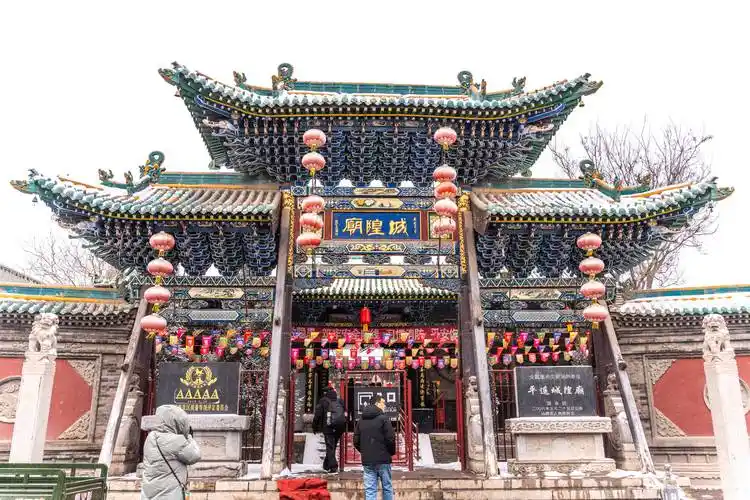 城隍庙供城隍,城隍庙的奉祀,源于古代农耕俗神"八腊神"中的"水庸",单