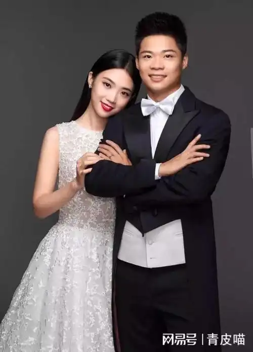 杨鸣和唐佳良正式宣布离婚 来看看嫁给体育界巨星的漂亮老婆们