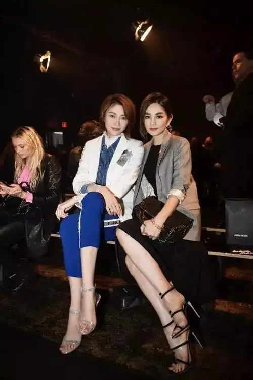 时尚主播李斯羽现身纽约时装周 满分诠释zadig voltaire的"时尚复兴"