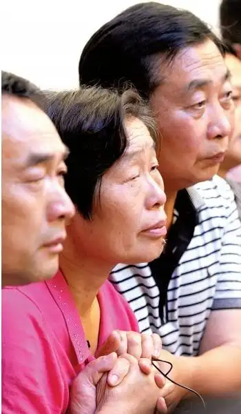 神九对接:提到安全问题 刘洋妈妈紧抱女儿照片泪流满面