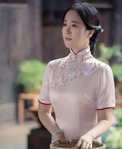 左小青长了张古典脸穿旗袍端庄大气难怪陈道明都为她着迷