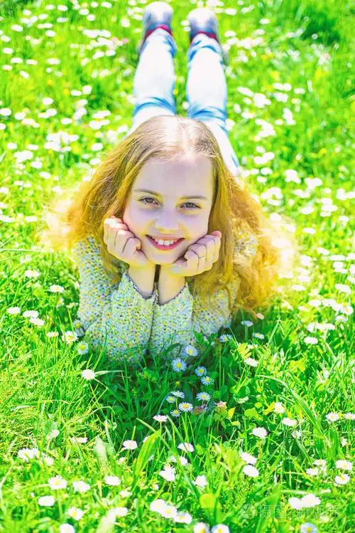 女孩躺在草地上的草地, 绿色的背景.