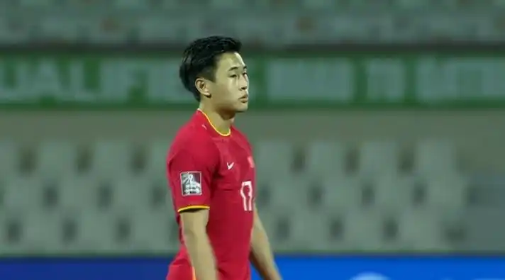 国足做出换人调整,蒿俊闵被换下,戴伟浚登场