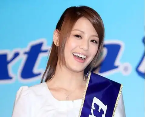 接着周杰伦的生活中出现了昆凌.2011年,周杰伦在一档音乐节目中发