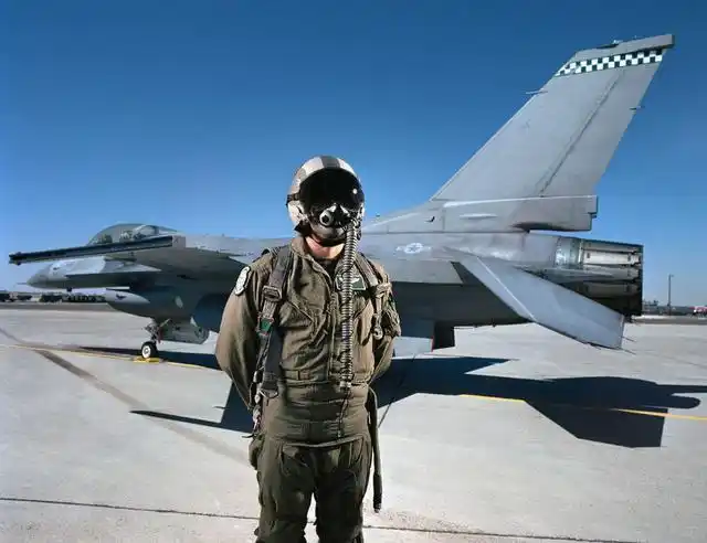 为什么战斗员飞行员穿的飞行服都是连体衣呢?