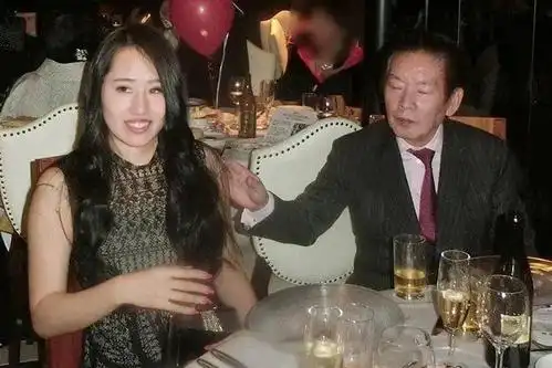 在2017年,他在高级约会俱乐部认识到了年轻貌美身材好的须藤早贵,当晚