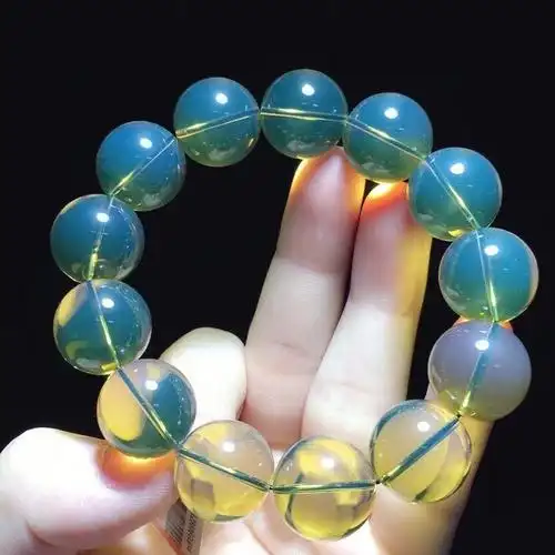 墨西哥蓝珀手串,珀体净水无瑕,触感温润,玲珑轻巧.尺寸17mm,39.4克.