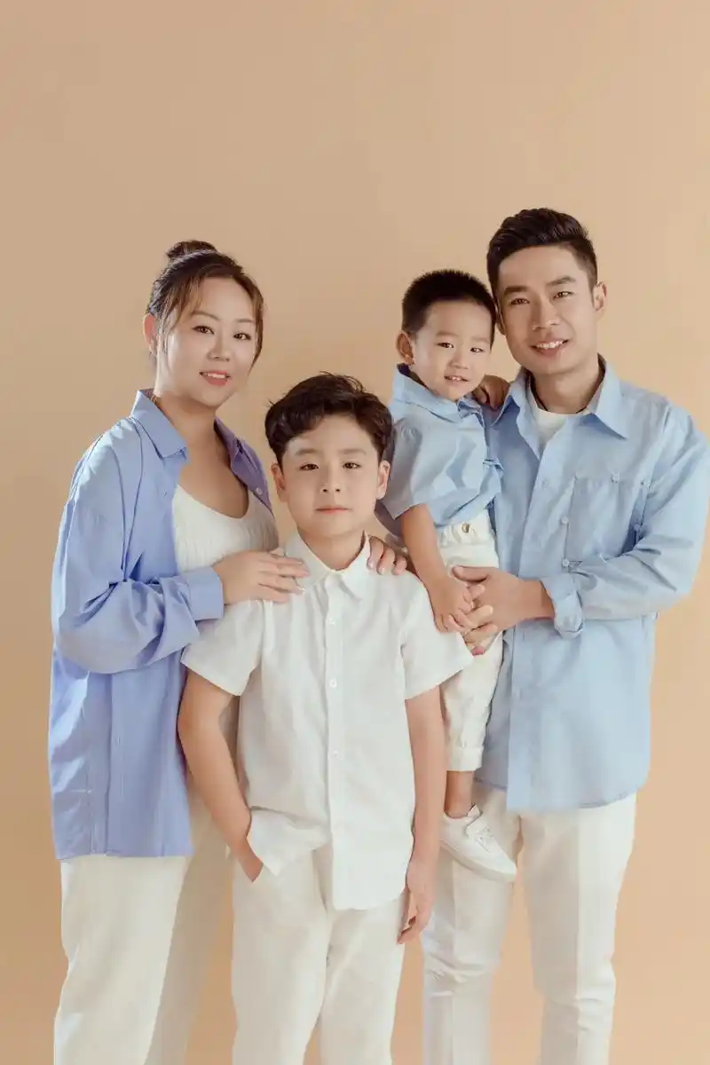 一家四口照片见山是山 见水是水见你们便是全世界