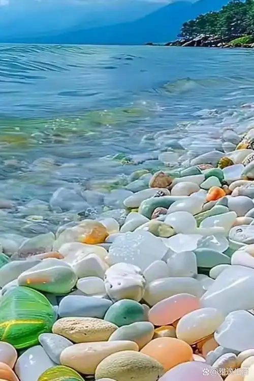 清澈的海边,堆满了晶莹剔透的石头,在阳光的照耀下闪烁着迷人的光芒.