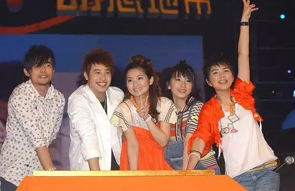 有人甚至将他和周杰伦,王力宏和林俊杰组成"新四小天王".